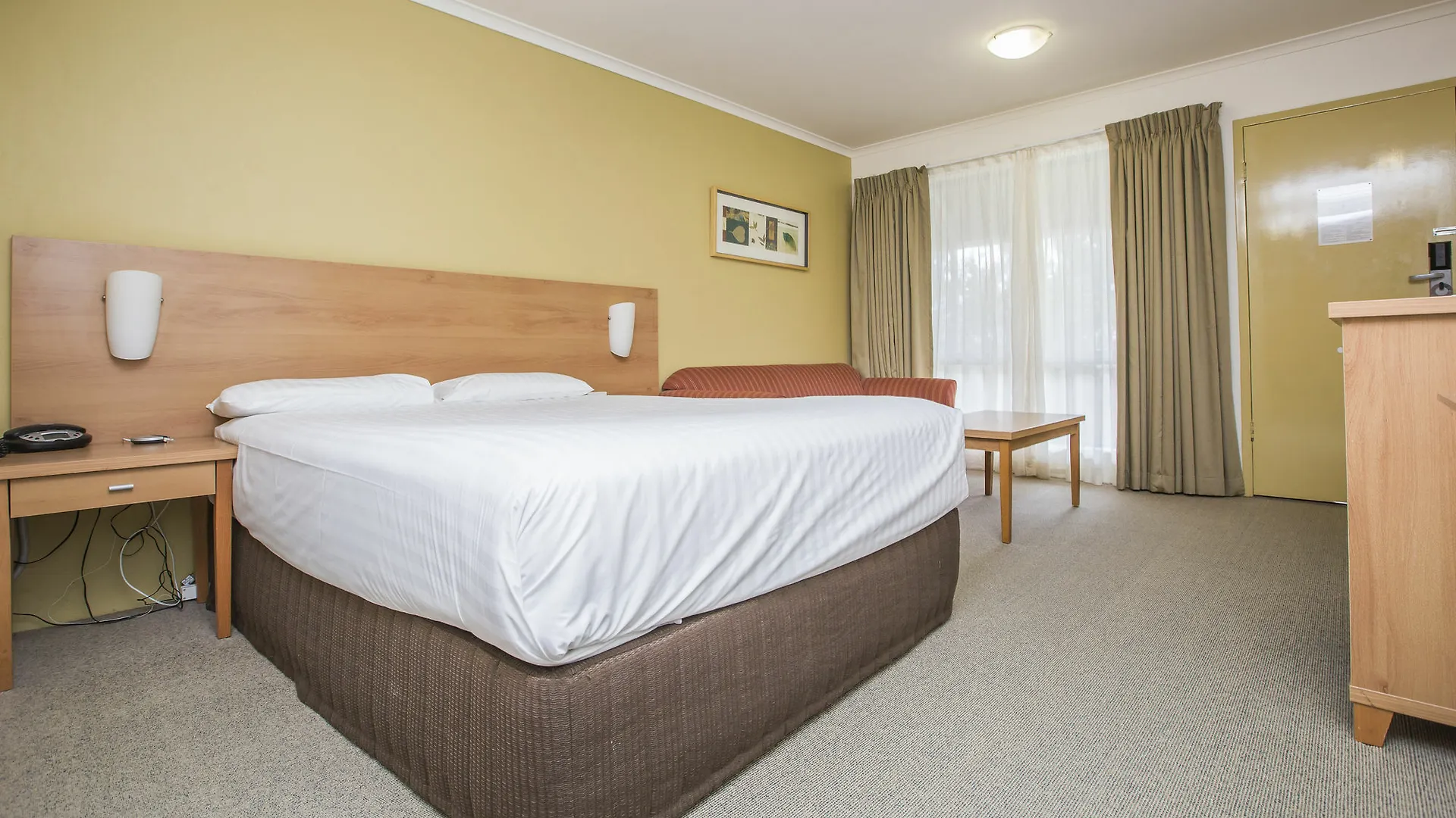 Отель Ibis Styles Canberra Eagle Hawk